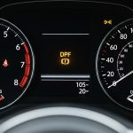 Opozorilna lučka za zamašen DPF filter, ki opozarja na potrebno čiščenje