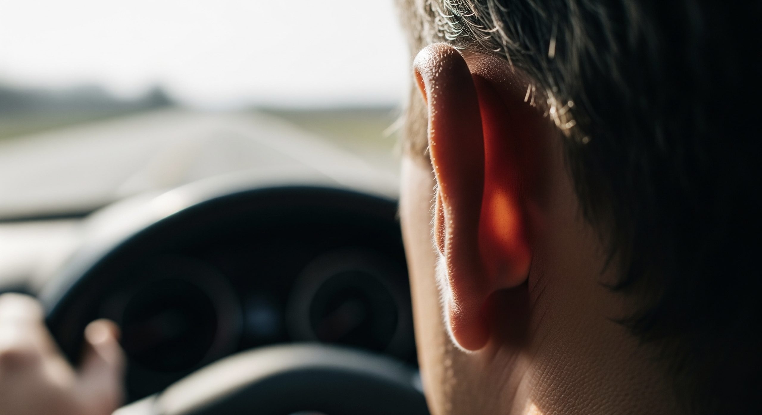 Voznik pozorno posluša čuden zvok pri zaviranju, ki je lahko znak za potrebnen servis.