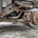 Vpliv soli na avto je najbolj viden na rjavečem podvozju in zavorah