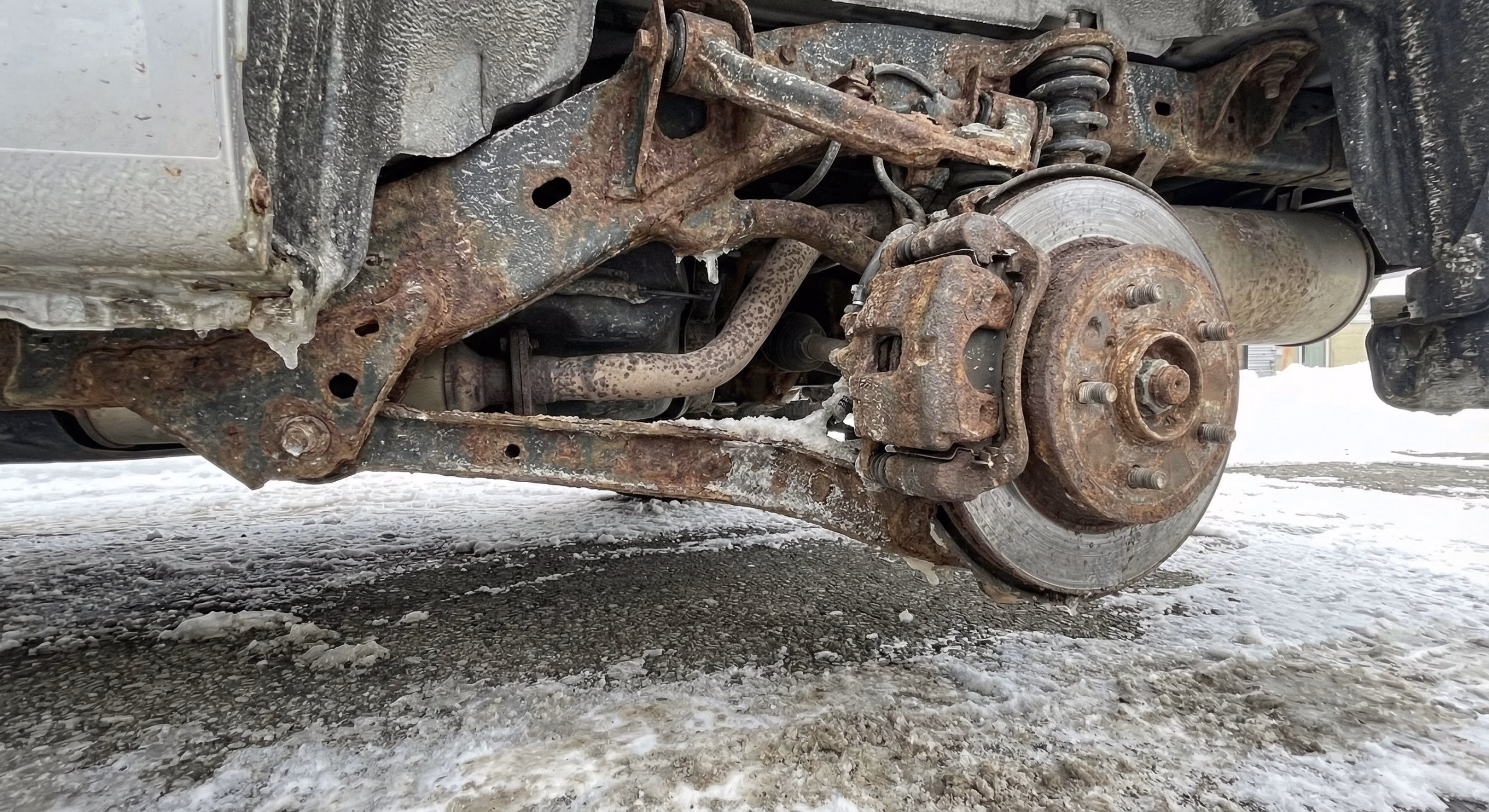 Vpliv soli na avto je najbolj viden na rjavečem podvozju in zavorah